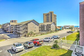 Interior - Walk to Ocean: Myrtle Beach Condo w/ Balcony! (Myrtle Beach)