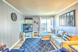 Interior - Walk to Ocean: Myrtle Beach Condo w/ Balcony! (Myrtle Beach)