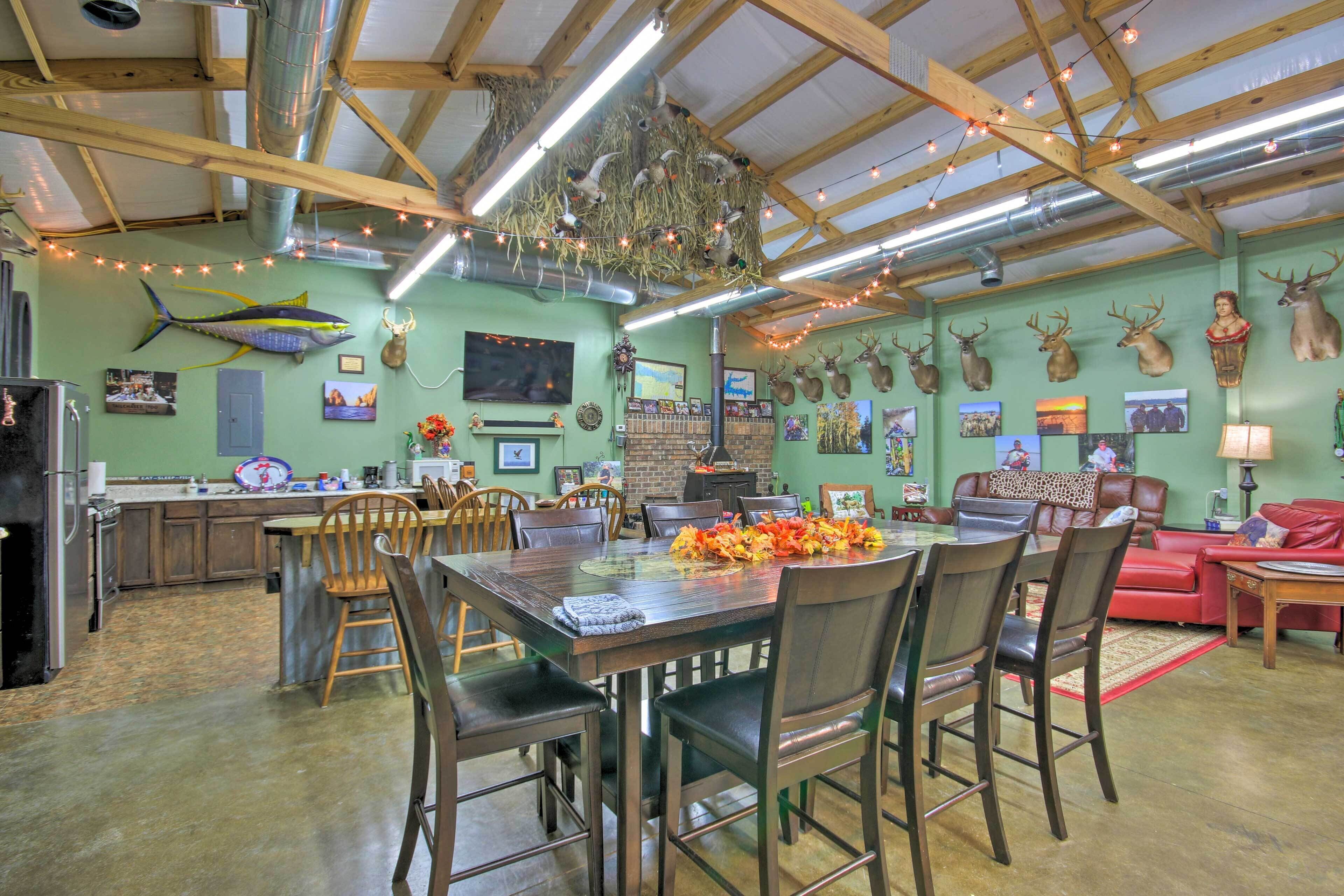 Saint Matthews Outlaw Gameroom w/ Fire Pit!