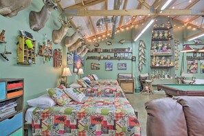 Apartment (0 Bedroom) | Interior - Saint Matthews Outlaw Gameroom w/ Fire Pit! (Saint Matthews)