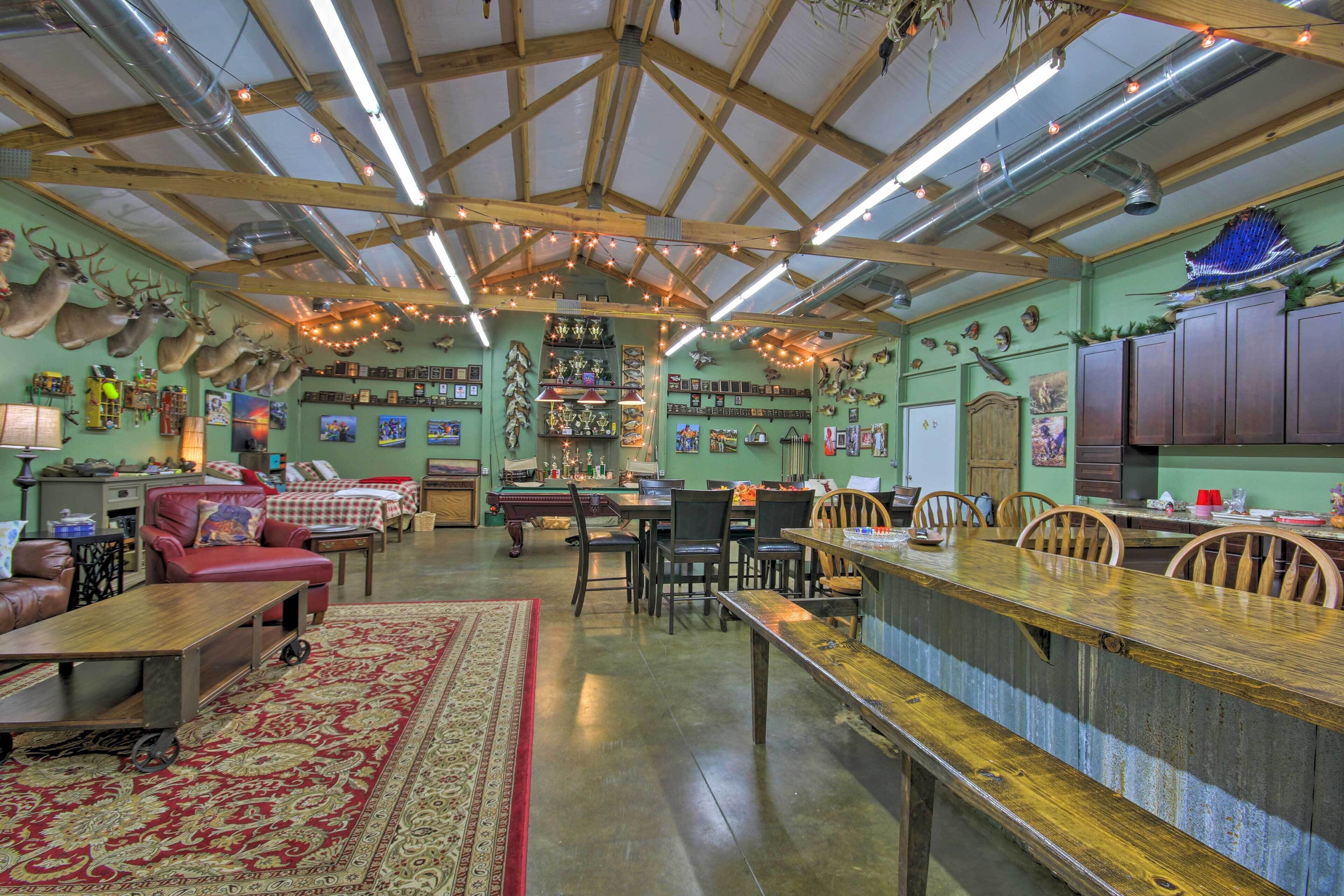 Saint Matthews Outlaw Gameroom w/ Fire Pit!