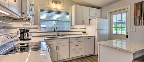 Nhà (3 Bedrooms) | Bếp riêng | Lò nướng, bếp nấu, máy rửa bát, máy xay thực phẩm