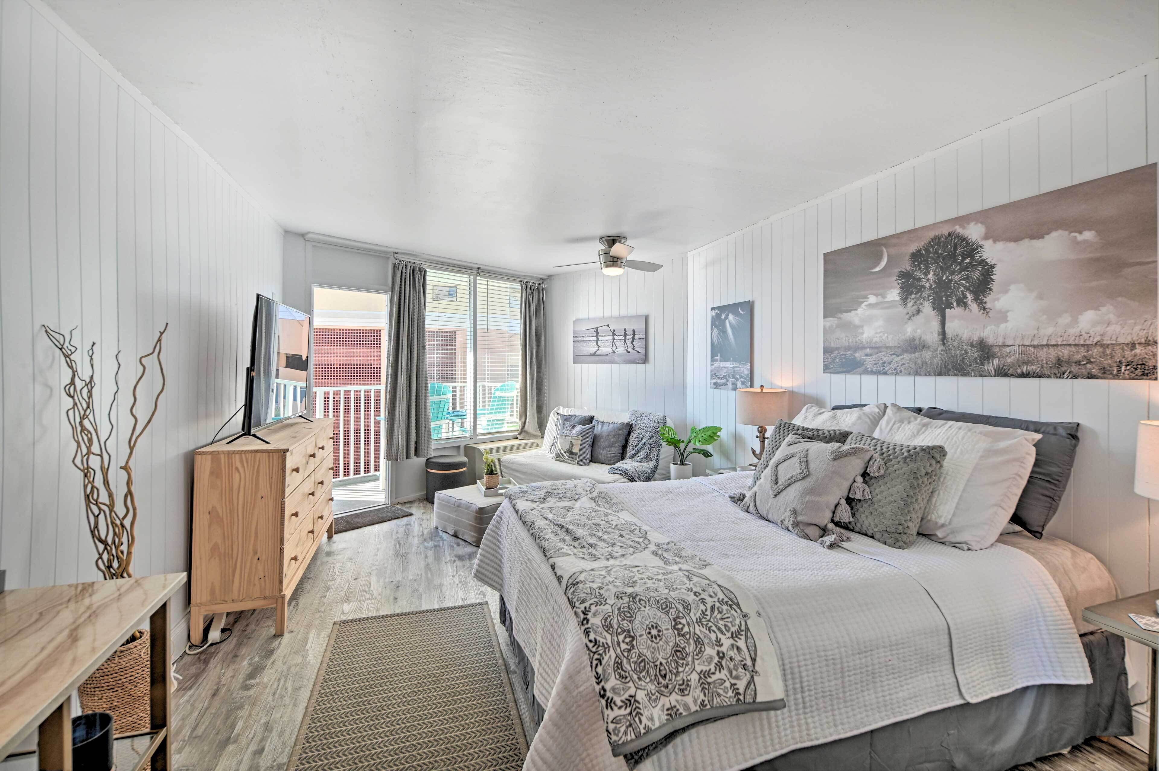 Beachfront Condo in Myrtle Beach w/ Pool Access