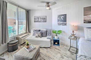 Apartment (0 Bedroom) | Interior - Pool Access: Oceanfront Myrtle Beach Condo! (Myrtle Beach)