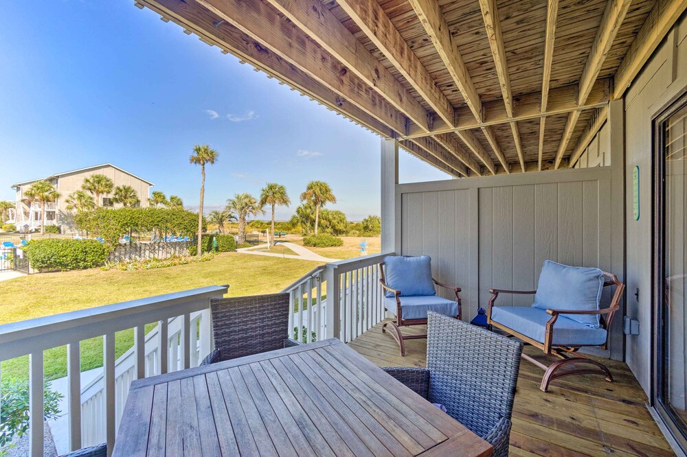 Serene St Helena Island Condo: Walk to Shore!
