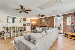 House (5 Bedrooms) | Interior