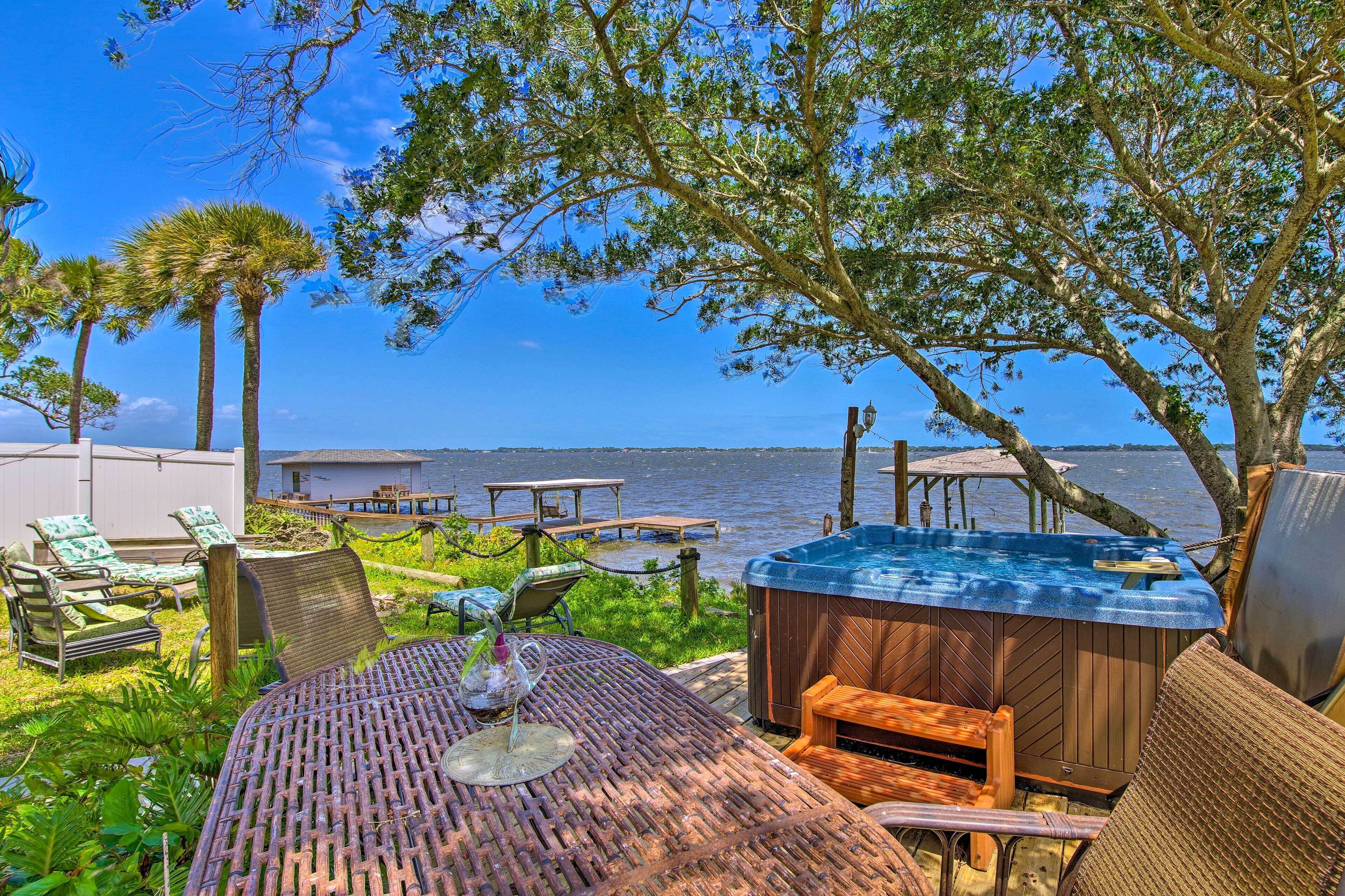 Step-free Waterfront Villa: Gas Grill & Patio