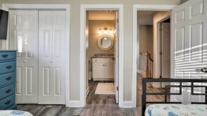 Une chambre à coucher avec un lit, une commode et un dressing.