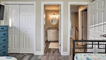 Um quarto com cama, cômoda e closet espaçoso.