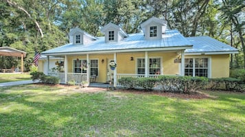 House (3 Bedrooms) | Exterior