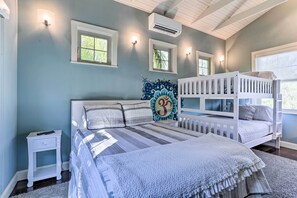 4 bedrooms, laptop workspace, iron/ironing board, free cots/infant beds - St Pete Beach Getaway - Walk to the Ocean! (St. Pete Beach)