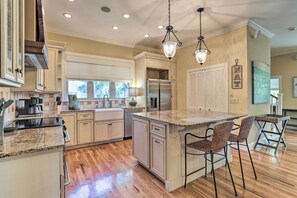 House (4 Bedrooms) | Private kitchen | Microwave, oven, stovetop, dishwasher