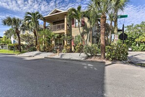Exterior - St Pete Beach Getaway - Walk to the Ocean! (St. Pete Beach)