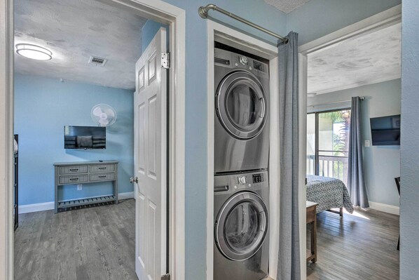 Apartment (2 Bedrooms) | Interior - Stylish Bayfront Townhome < 10 Mi to Beach! (Mary Esther)