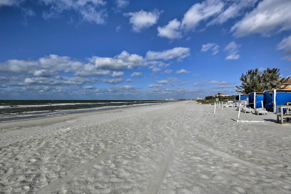 St. Pete Condo: Walking Distance to Beach!