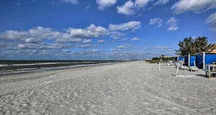 St. Pete Condo: Walking Distance to Beach!