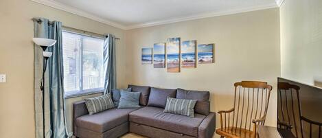 Apartment (2 Bedrooms) | Living area | TV, books