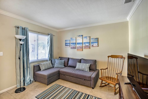 Walk to Beach & Dining: Sunny St Pete Condo!