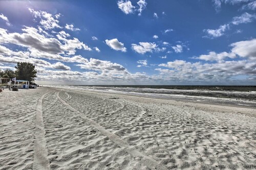 Walk to Beach & Dining: Sunny St Pete Condo!