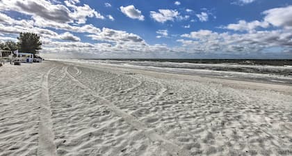 Walk to Beach & Dining: Sunny St Pete Condo!