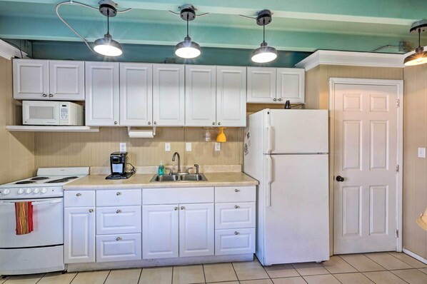 Apartment (1 Bedroom) | Interior - Steps to Public Beach: Panama City Condo w/ Pool (Panama City Beach)