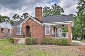 A single-story brick house with a front porch, a chimney, and a covered patio area. - 'the Rosewood House' 3 Mi to Downtown Columbia! (Columbia)