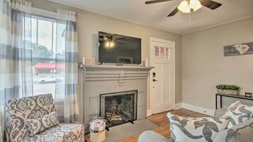 House (2 Bedrooms) | Ruang tamu | TV