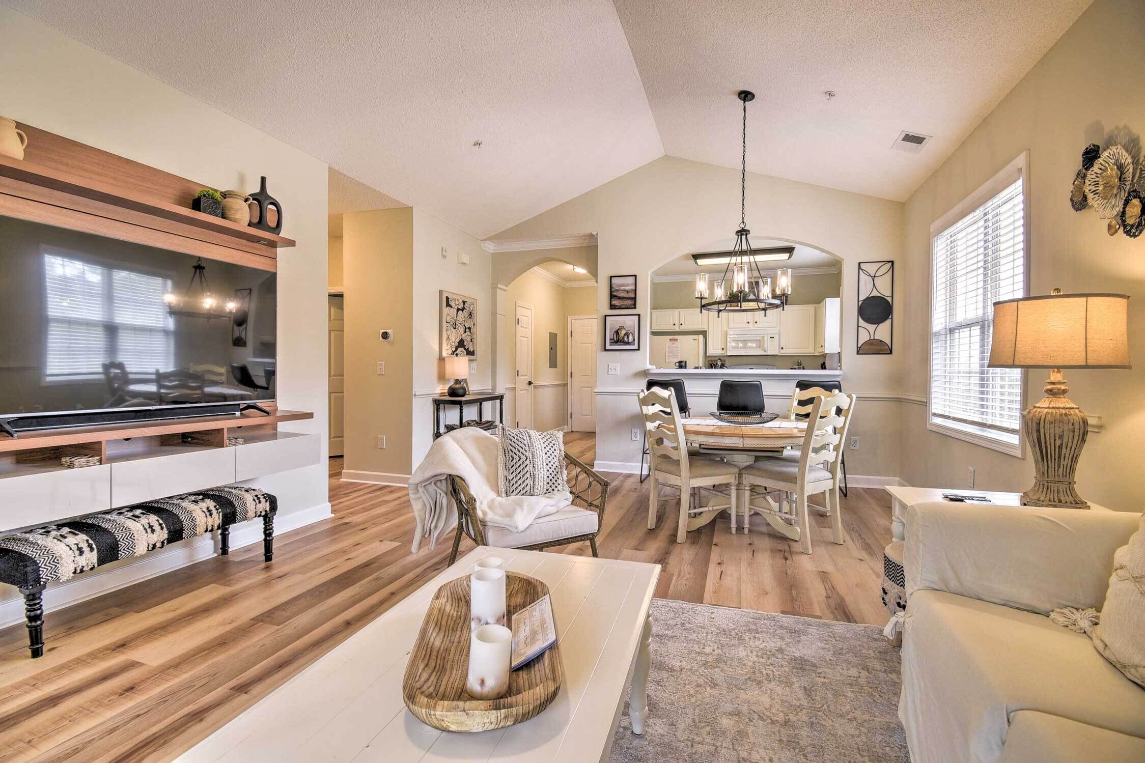 Updated Barefoot Resort Condo: On-site Golf!