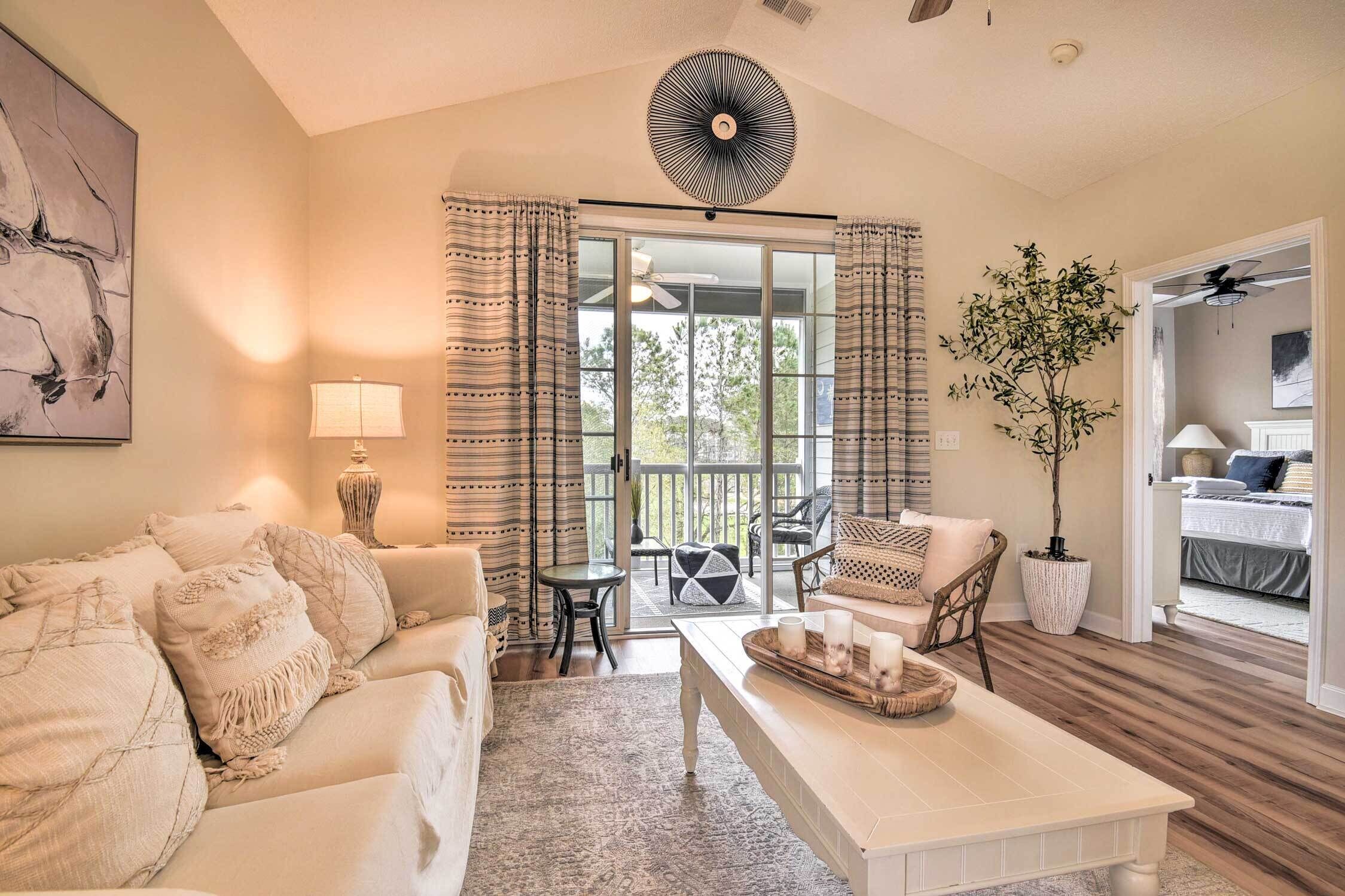 Updated Barefoot Resort Condo: On-site Golf!