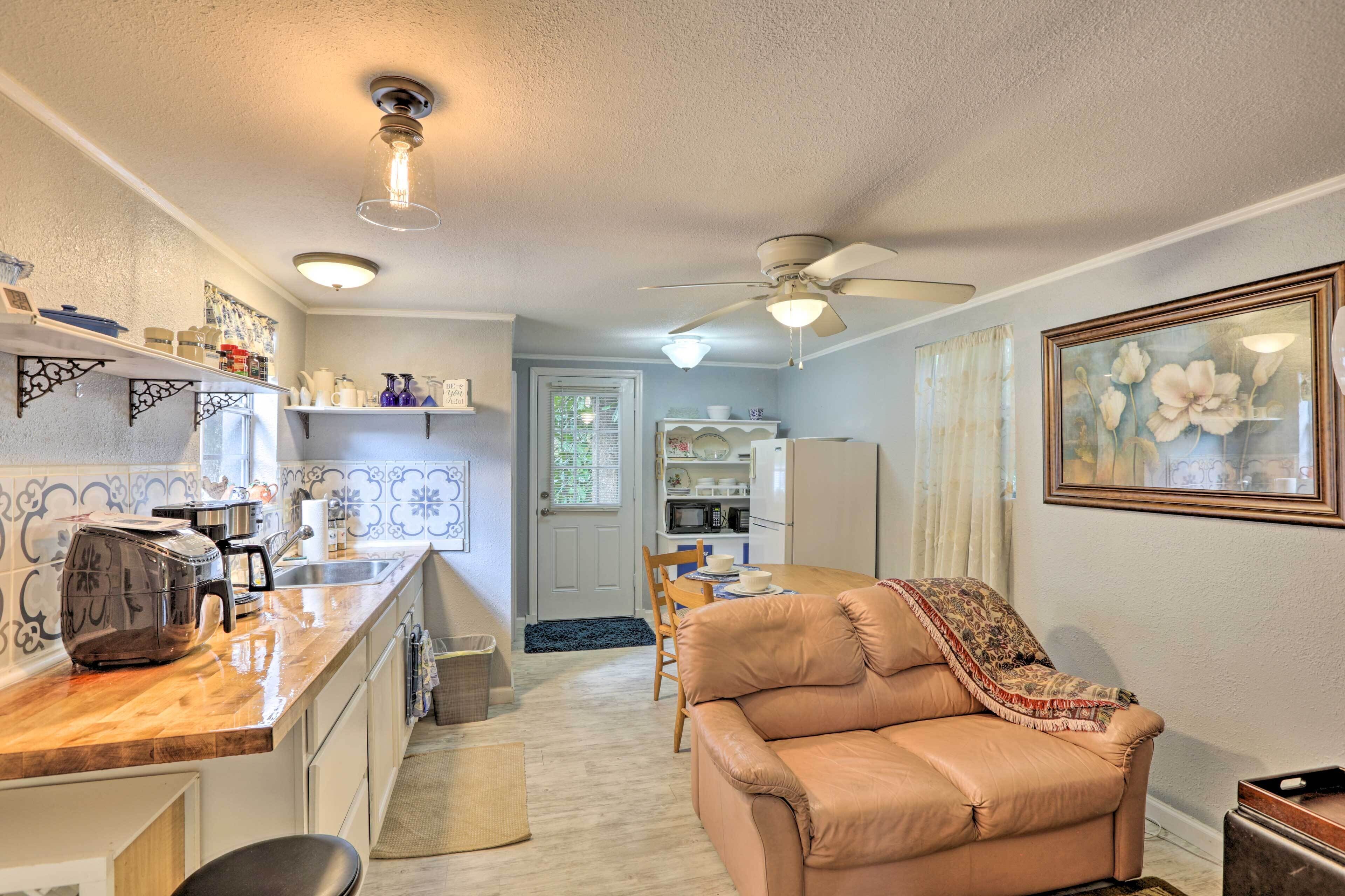 Four à micro-ondes, vaisselle et ustensiles