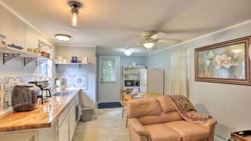 Four à micro-ondes, vaisselle et ustensiles