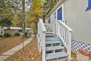 Property grounds - 'the Driftwood Cottage' w/ Patio & Free Wifi! (Quincy)