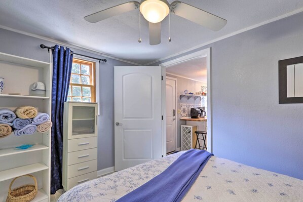 1 bedroom, bed sheets