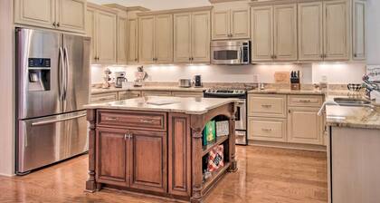 Upscale Home w/ Poker Room < 1 Mi to Golf!