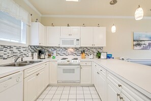 Apartment (2 Bedrooms) | Interior - Pools & Golf, 2 Mi to Beach: Myrtle Beach Condo! (Myrtle Beach)