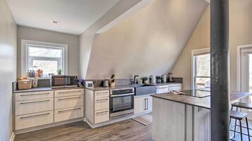 House (4 Bedrooms) | Private kitchen | Microwave, oven, stovetop, dishwasher