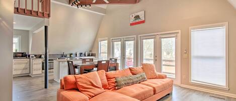 House (4 Bedrooms) | Living area