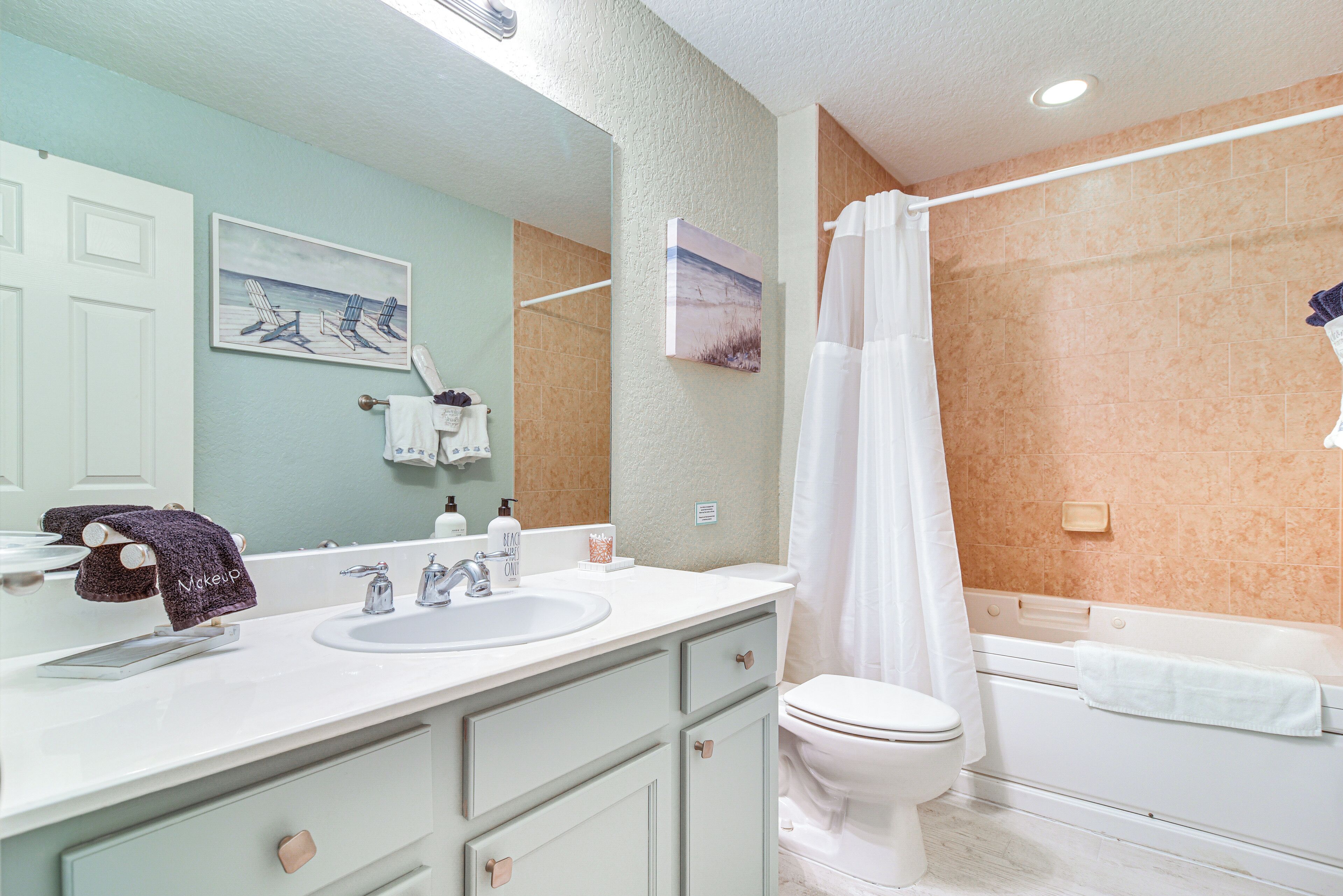 Une salle de bain avec un meuble-lavabo à deux vasques, des toilettes et une baignoire.