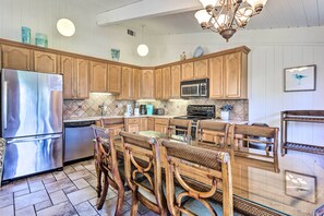 Apartment (3 Bedrooms) | Interior - Vintage Hilton Head Island Condo: Steps to Beach! (Hilton Head Island)