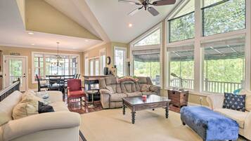 House (5 Bedrooms) | Interior