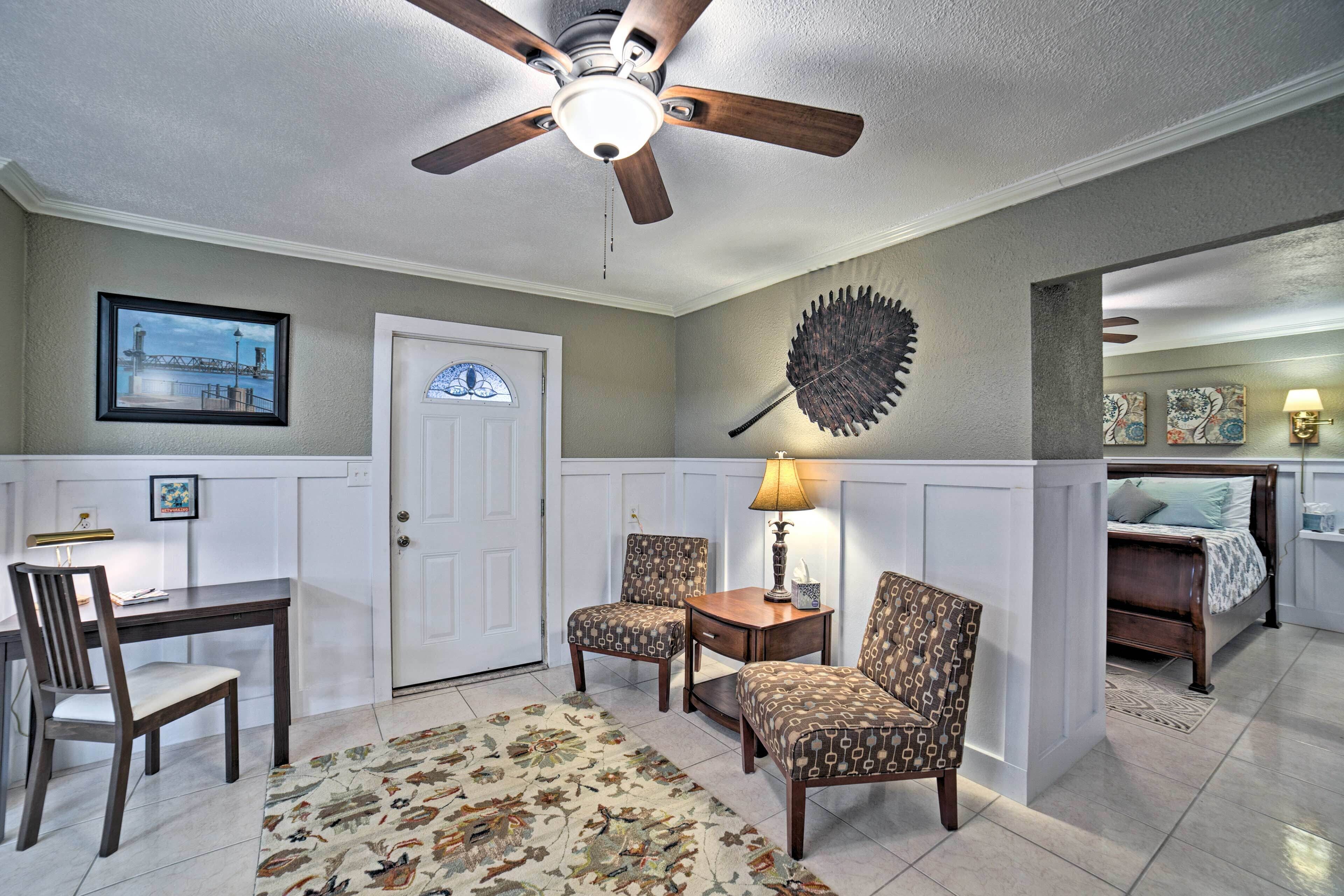 Waterfront Gulf Breeze Escape w/ Dock & 2 Kayaks!