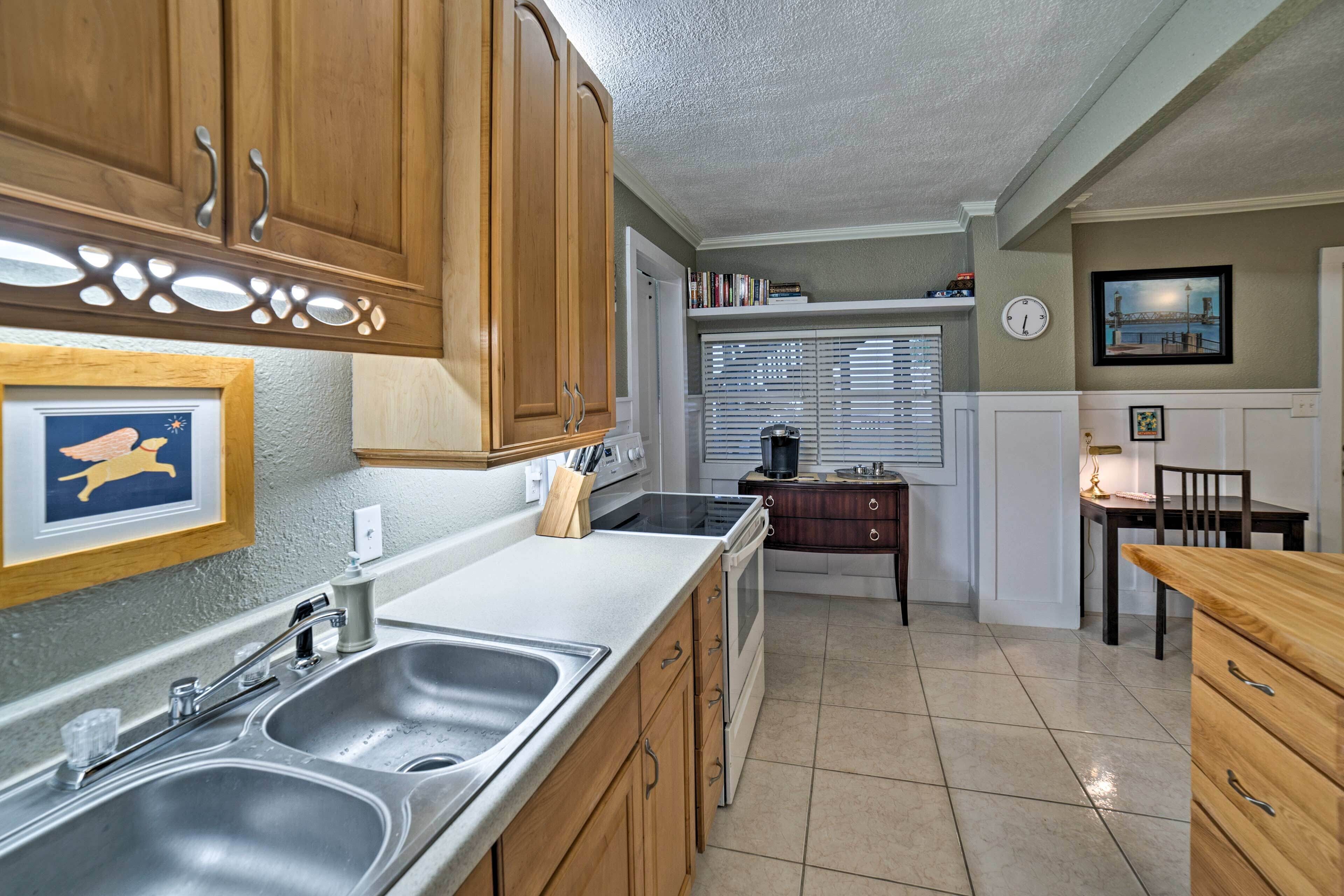 Waterfront Gulf Breeze Escape w/ Dock & 2 Kayaks!