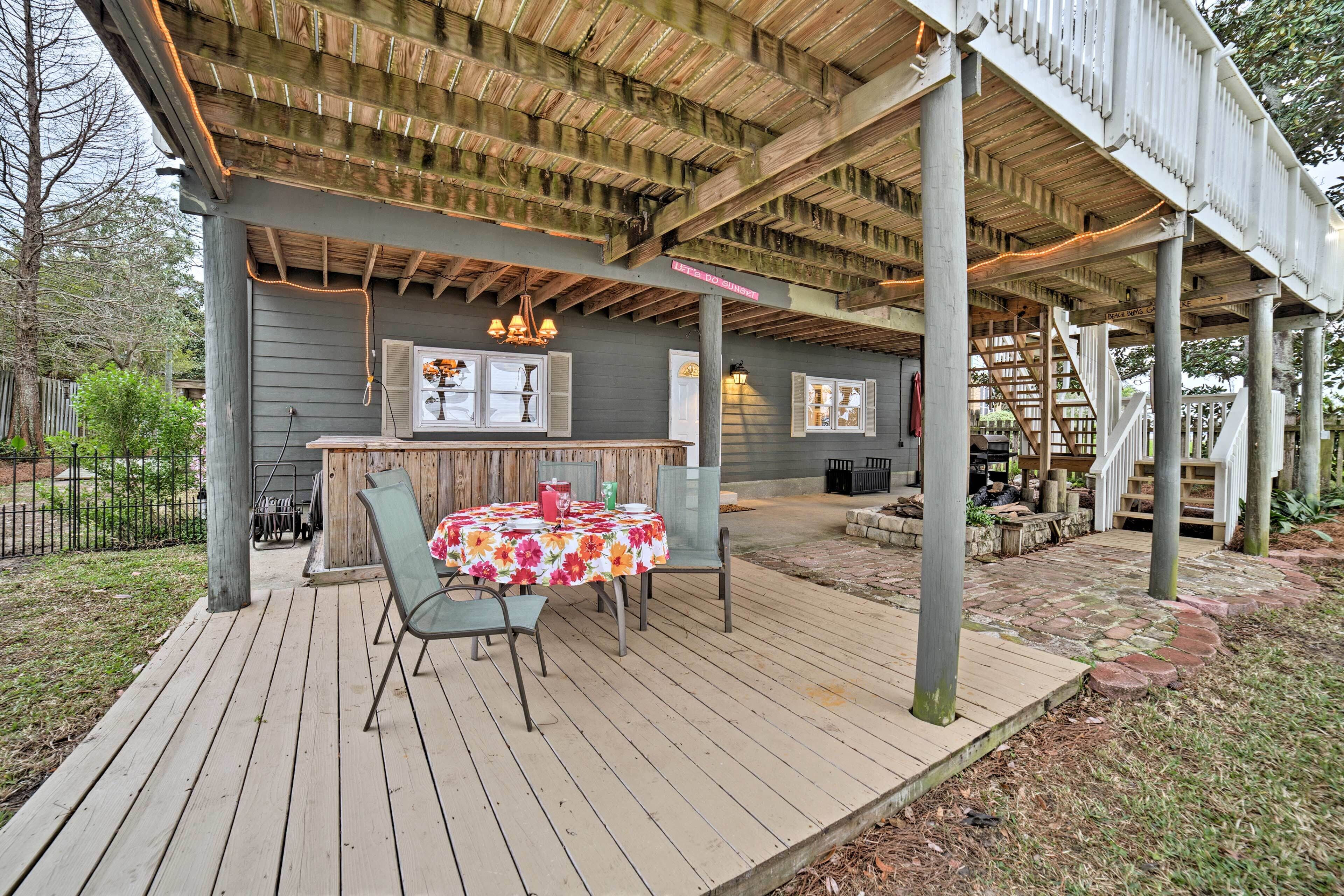 Waterfront Gulf Breeze Escape w/ Dock & 2 Kayaks!