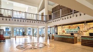 Un'ampia hall con una reception che recita "Marriott Village Vacation Club Wyndham on Thomas".