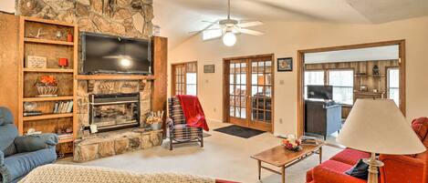 單棟房屋 (2 Bedrooms) | 客廳 | 壁爐、DVD 播放機、書籍