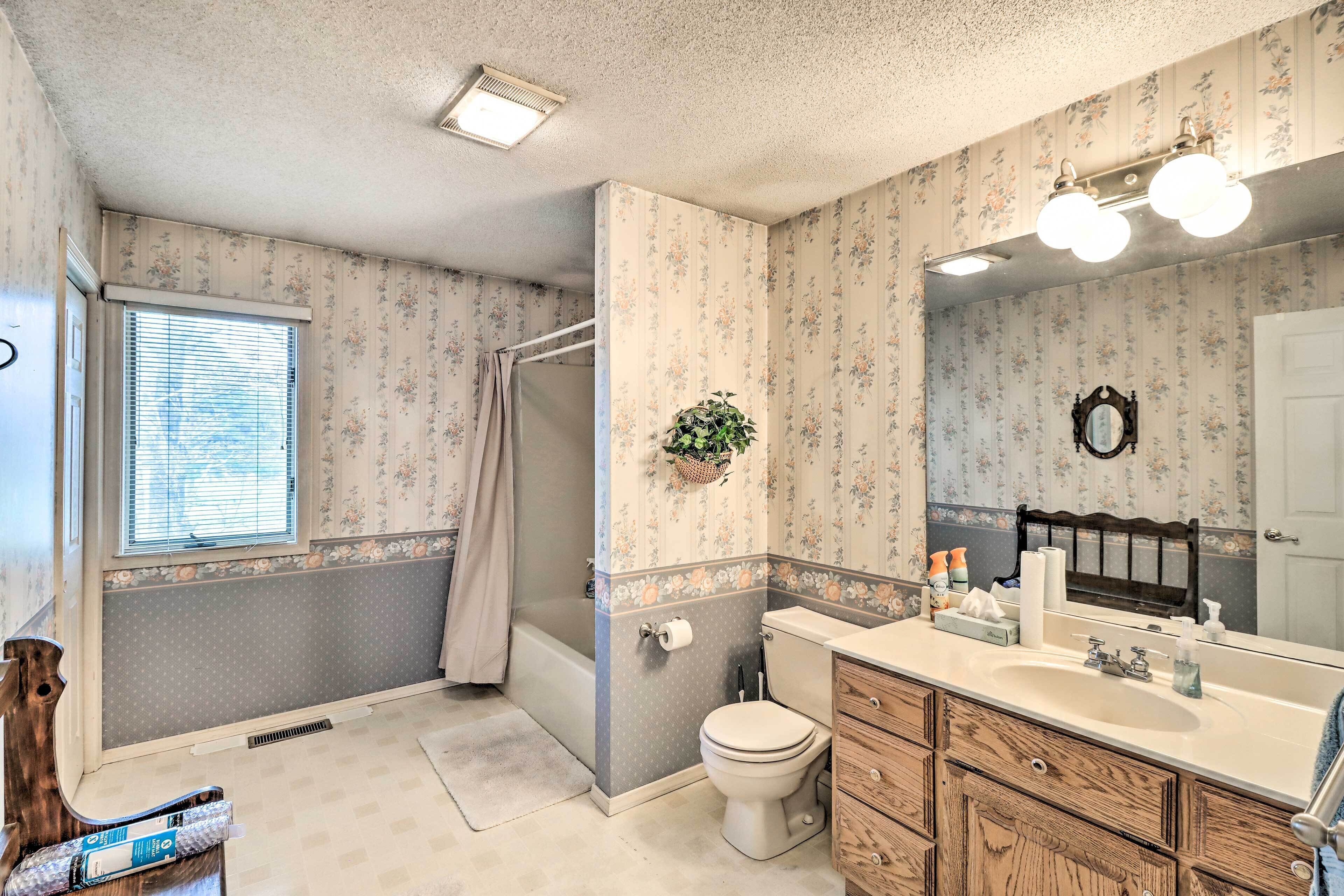 Une salle de bain avec une baignoire, des toilettes et un lavabo.