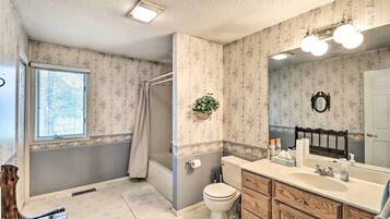 Une salle de bain avec une baignoire, des toilettes et un lavabo.