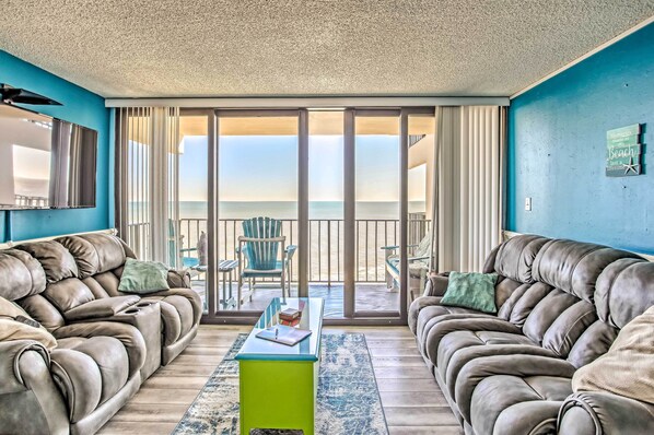 TV, books - Beachfront Murrells Inlet Condo w/ Ocean Views (Murrells Inlet)