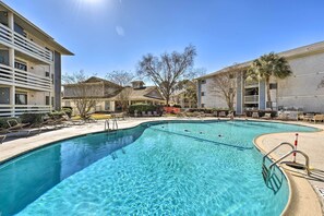 Apartment (2 Bedrooms) | Interior - Half-mi to Beach: Hilton Head Condo w/ Pool Access (Hilton Head Island)