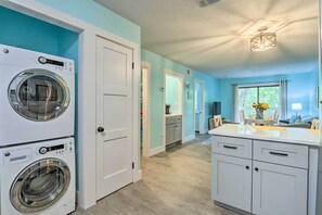 Apartment (2 Bedrooms) | Interior - Half-mi to Beach: Hilton Head Condo w/ Pool Access (Hilton Head Island)